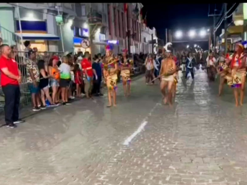 Domingo é marcado por desfiles de escolas de samba em Jaguarão