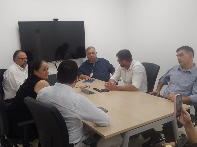 Para pressionar a CEEE Equatorial, prefeitos de Piratini e Pinheiro Machado se reúnem com gestores da empresa no RS