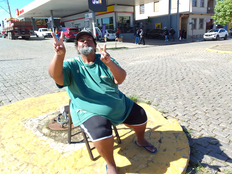“Só busco me sentir livre”, afirma homem que acena para motoristas na rótula das principais avenidas de Piratini