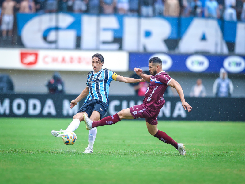 Grêmio vence Caxias por 2 a 1 e conquista vantagem nas semifinais do Gauchão