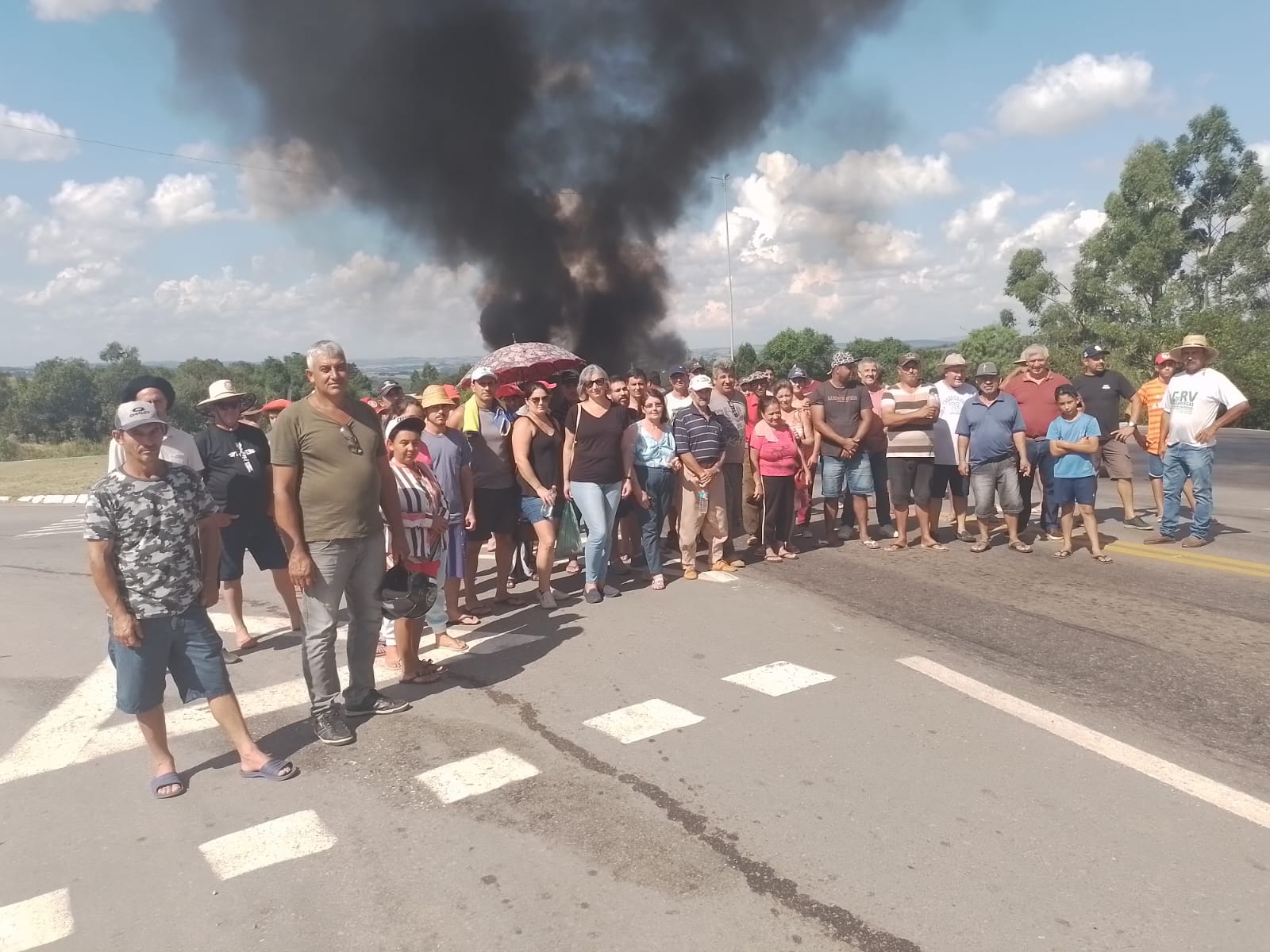 Após mais de uma semana sem luz, moradores do interior de Piratini protestam na BR 293