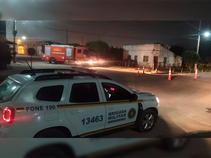 Cabos e transformadores de rede elétrica assustam moradores em Jaguarão