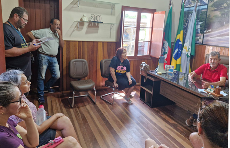 Servidores debateram a pauta na manhã desta terça-feira (19) com o prefeito Vilmar Schmitt (Progressistas)