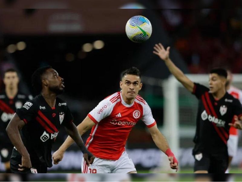 Internacional empata com Atlético Goianiense e recebe vaias dos torcedores
