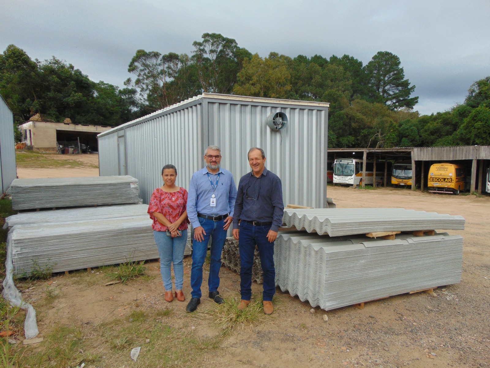 CEEE Equatorial entrega a doação de 300 telhas à Prefeitura de Morro Redondo