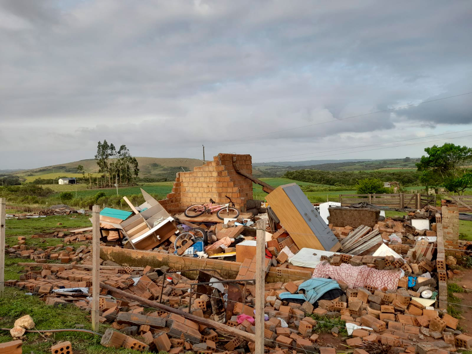 Piratini: Idosa que teve a casa totalmente destruída pelo vendaval pede ajuda da comunidade para recomeçar a vida