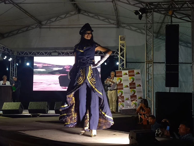 Representante de Pedro Osório é destaque com traje típico no concurso Miss Integración