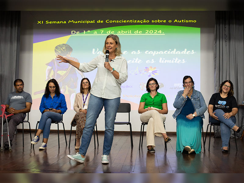 Pelotas: Prefeita participa de seminário sobre dez anos do Centro de Atendimento ao Autista