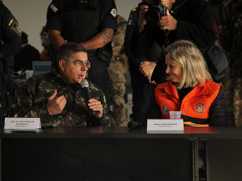 Pelotas: Paula recebe Comando Militar do Sul na Sala de Situação