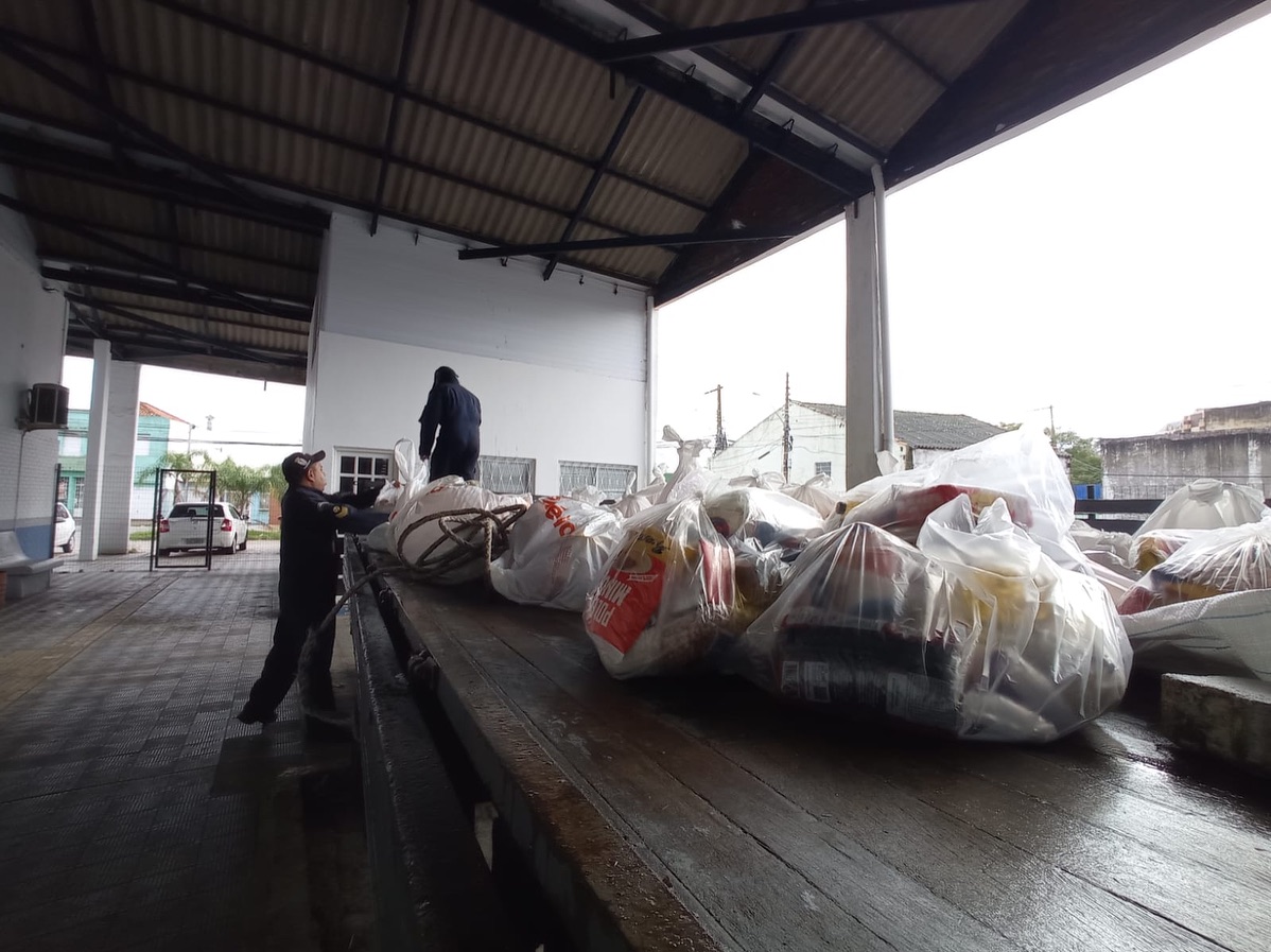 Prefeitura de Rio Grande destina novas cestas básicas e água potável para a Ilha dos Marinheiros