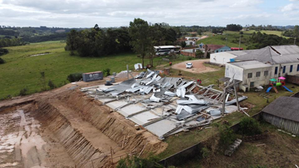 Quadra poliesportiva destruída pelo vendaval será reconstruída em Cerrito