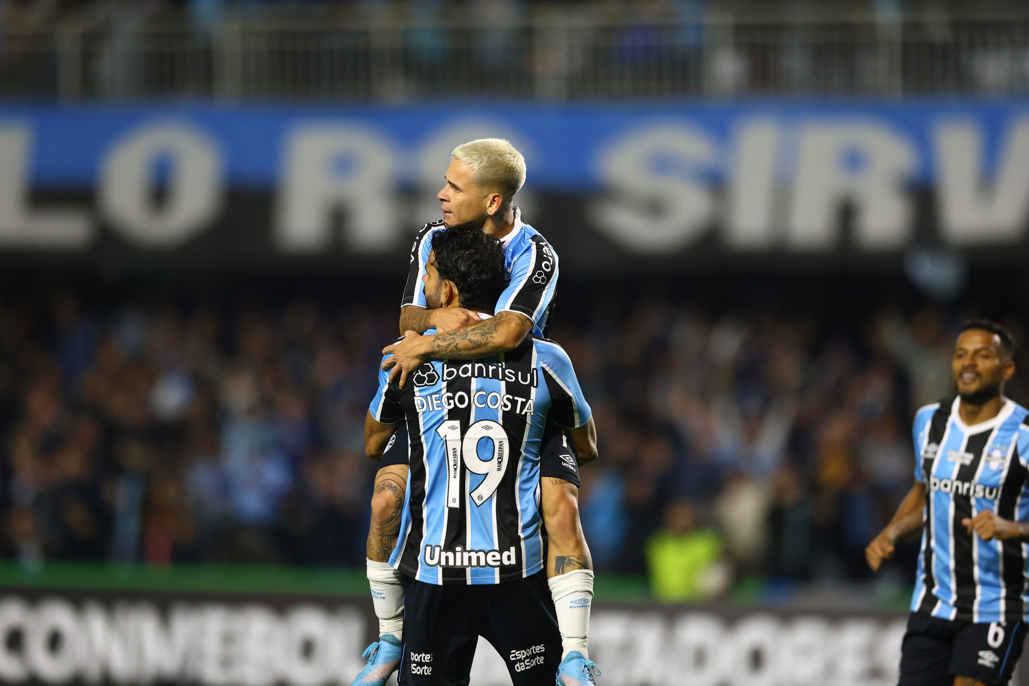 Libertadores: Grêmio goleia o The Strongest em Curitiba