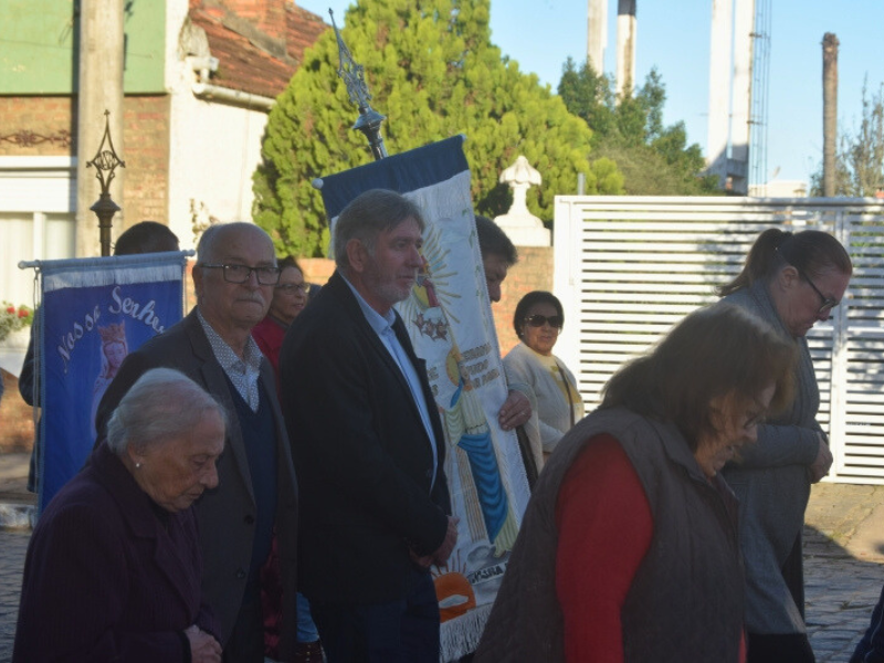 Prefeito, vice-prefeito e secretários participam da Santa Missa alusiva a Corpus Christi em São Lourenço do Sul