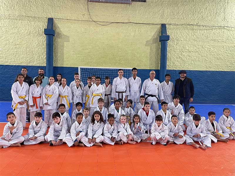 Projeto de karatê realiza entrega de quimonos aos alunos de Cerrito