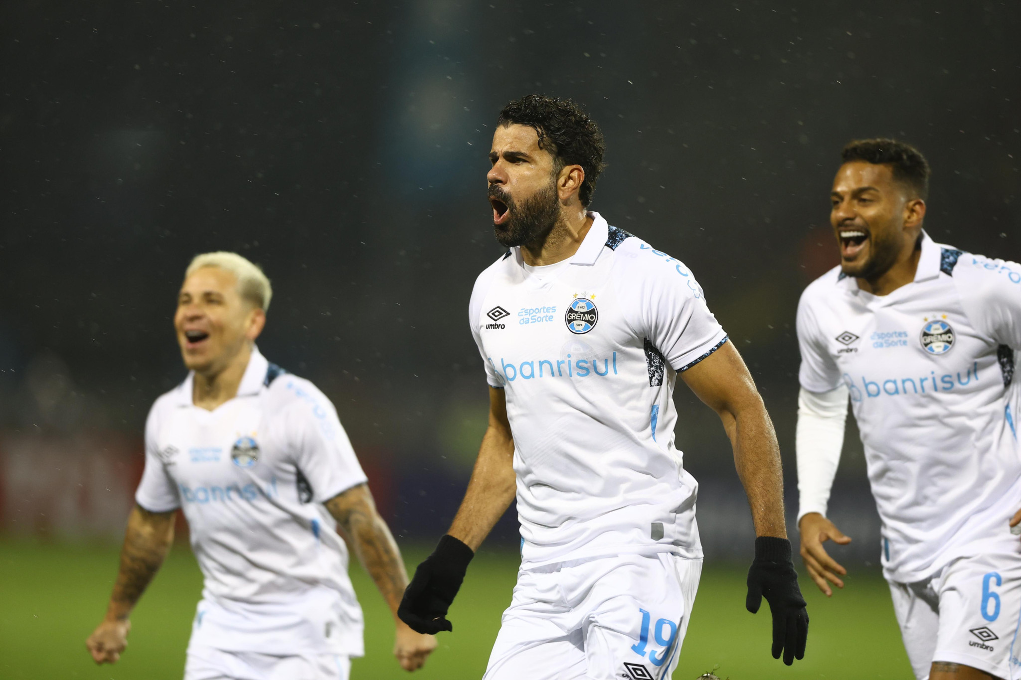 Grêmio vence Huachipato e garante vaga nas oitavas da Libertadores