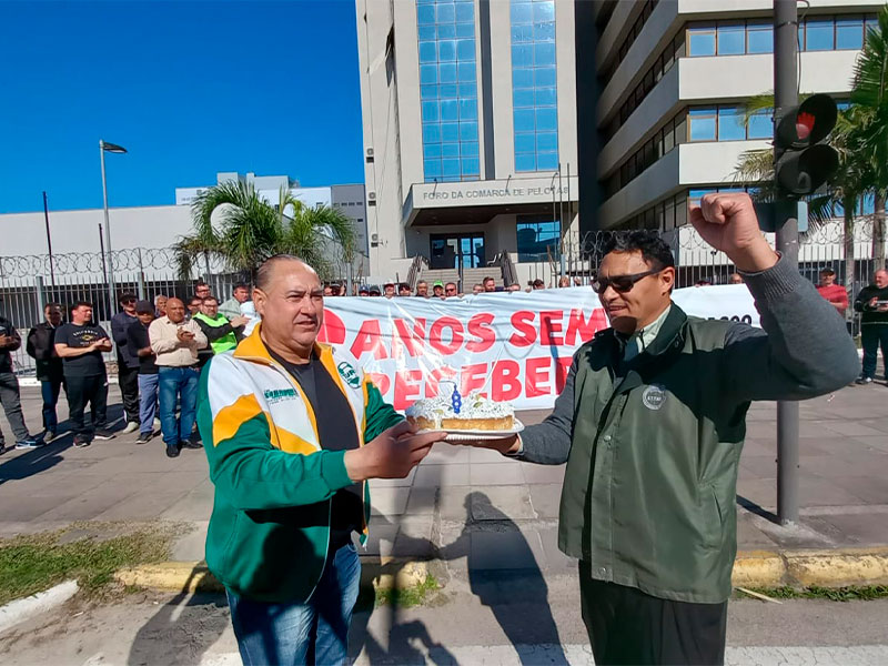 Ex-funcionários da Turf fazem protesto para marcar oito anos de espera pelas indenizações trabalhistas em Pelotas