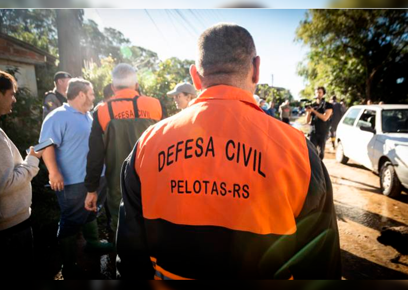 Defesa Civil de Pelotas retira 16 pessoas de casa na Colônia Z3