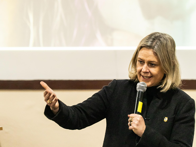 Pelotas: Paula prestigia programação alusiva ao Agosto Lilás