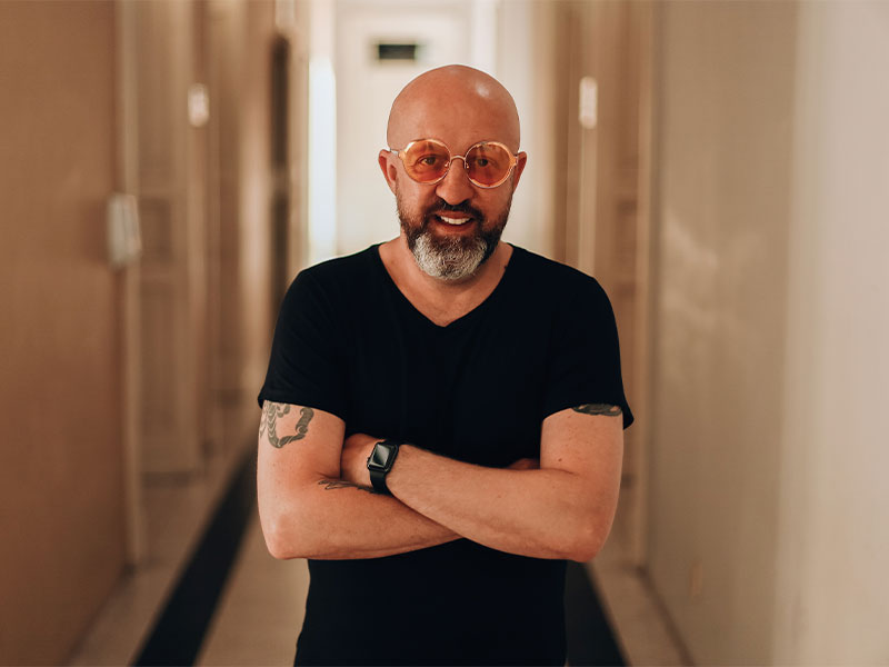 Fabrício Carpinejar faz palestra sobre transformação pelo afeto no Theatro Guarany em Pelotas