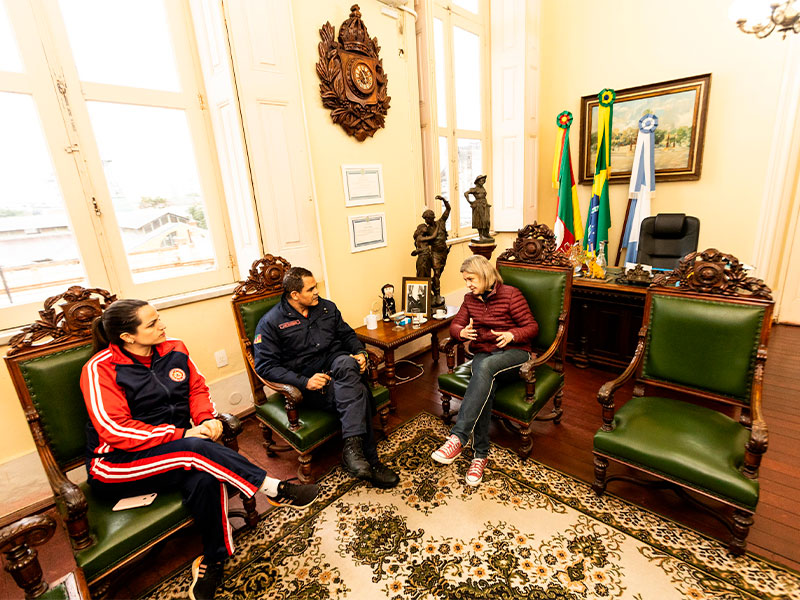 Prefeita de Pelotas recebe comandante do Corpo de Bombeiros