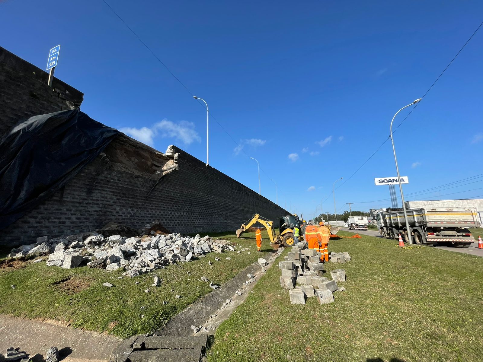 Ecosul segue trabalho de manutenção do muro de contenção no km 521 da BR-116 em Pelotas