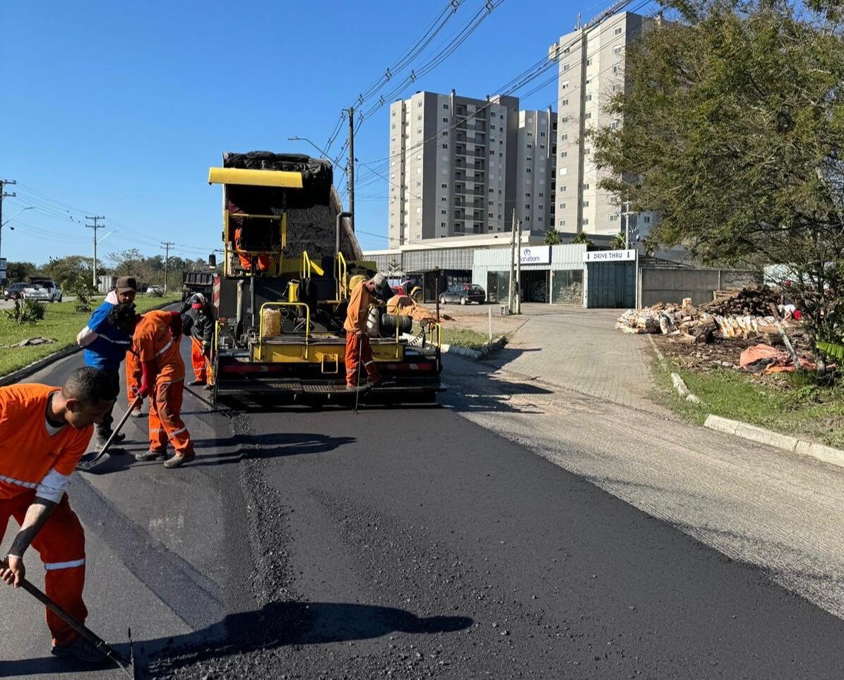 Trecho da avenida Ferreira Viana está com trânsito bloqueado para obras em Pelotas