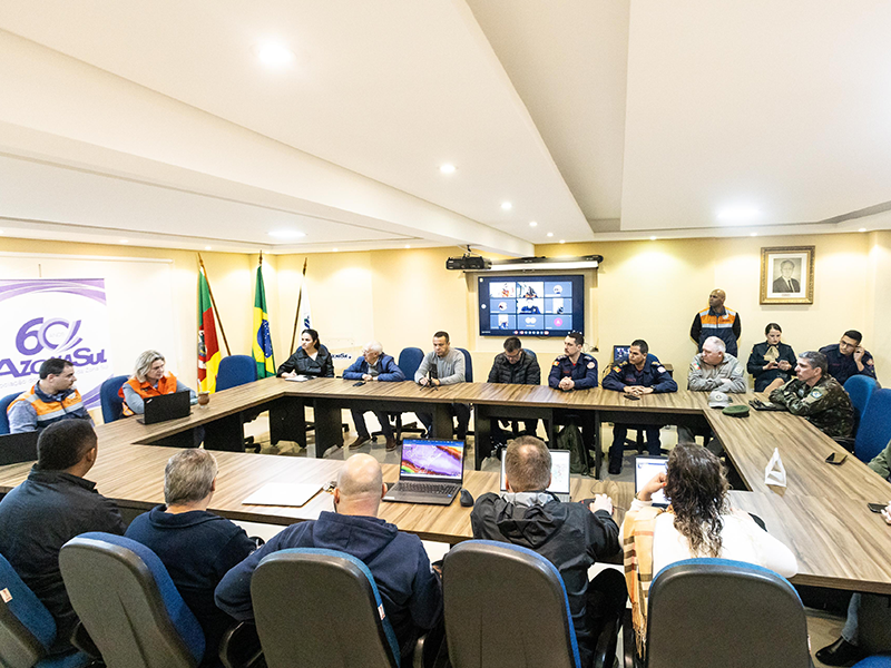 Prefeita de Pelotas lidera reunião com Defesa Civil na Azonasul
