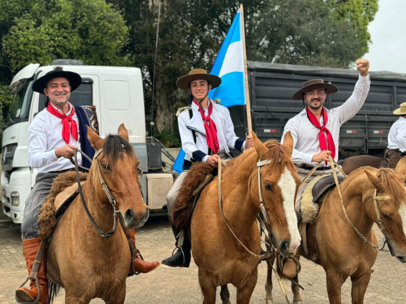 Deputado Adão Pretto Filho participa dos festejos de 20 de Setembro em Piratini ao lado de Edegar Pretto, Presidente da Conab