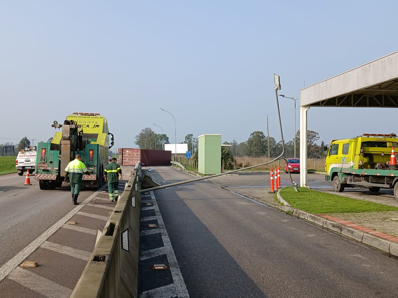 Carreta tomba na BR-392 em Rio Grande