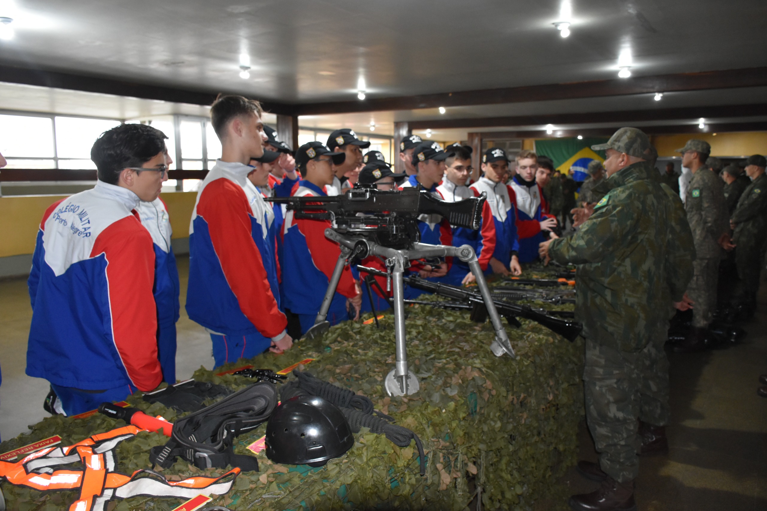 Grupamento de Fuzileiros Navais do Rio Grande recebe visita do Colégio Militar de Porto Alegre