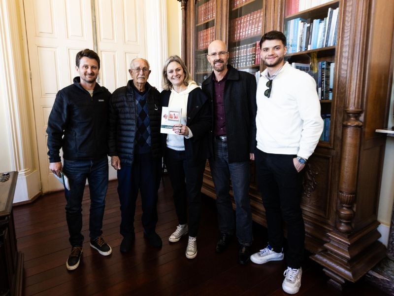 Pelotas: Prefeita Paula recebe exemplar da biografia de Júlio Euclides Jouglard