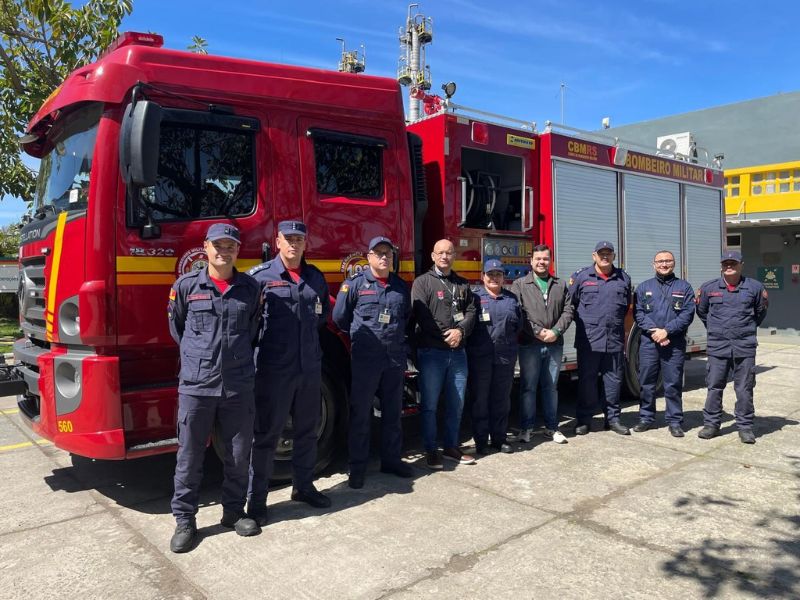 Refinaria realiza doação de caminhão de bombeiros para Rio Grande