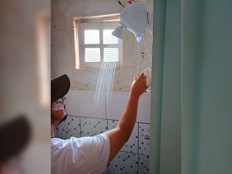 CEEE Grupo Equatorial doa 3,5 mil chuveiros eficientes para comunidades impactadas pelas enchentes