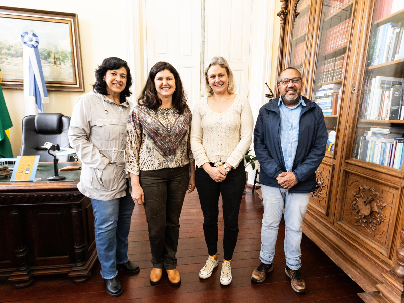 Pelotas: Prefeita reúne-se com representantes da Feira do Livro