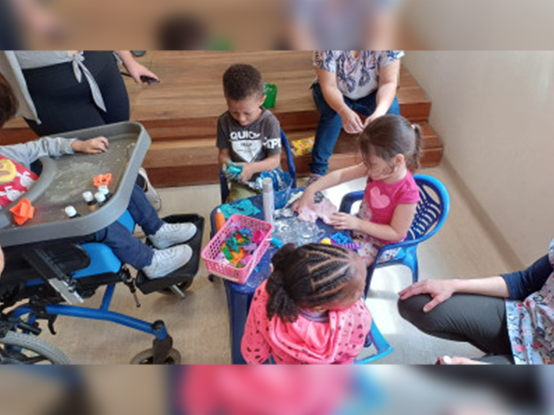 Pelotas: Ambulatório de Reabilitação do HE-UFPel celebra Semana da Criança com atividades lúdicas e terapêuticas