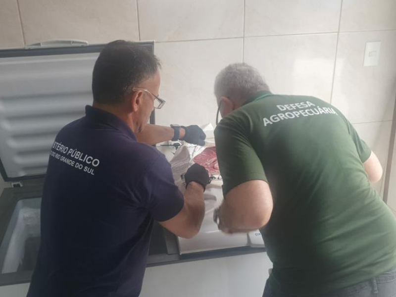 MPRS apreende 300 kg de alimentos e interdita duas indústrias de embutidos em Jaguarão