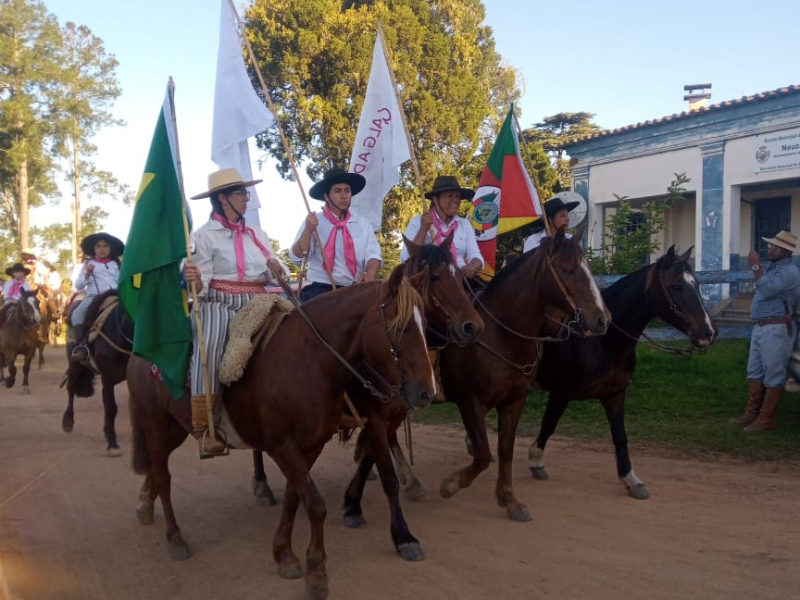 Grupo Lenço Pink de Pedras Altas realiza a 5ª Cavalgada feminina alusiva ao Outubro Rosa