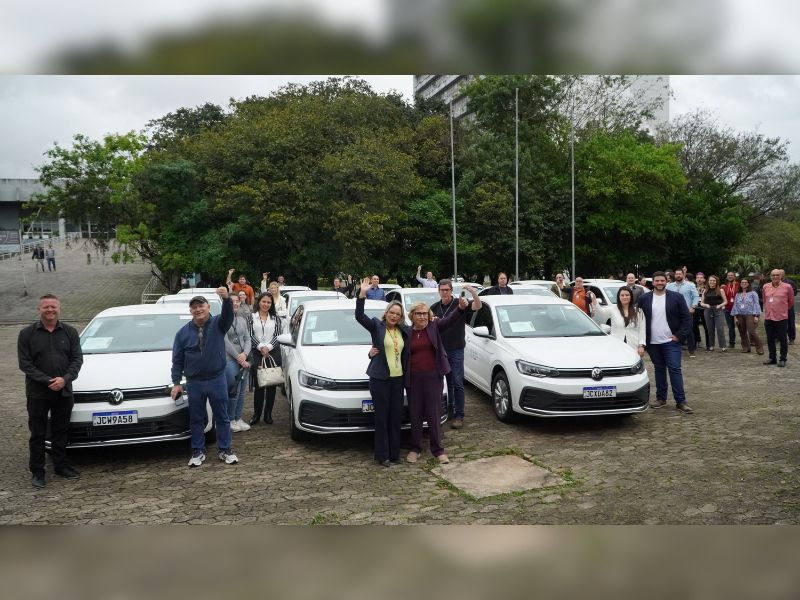 Secretaria de Obras Públicas do RS entrega carros para coordenadorias regionais