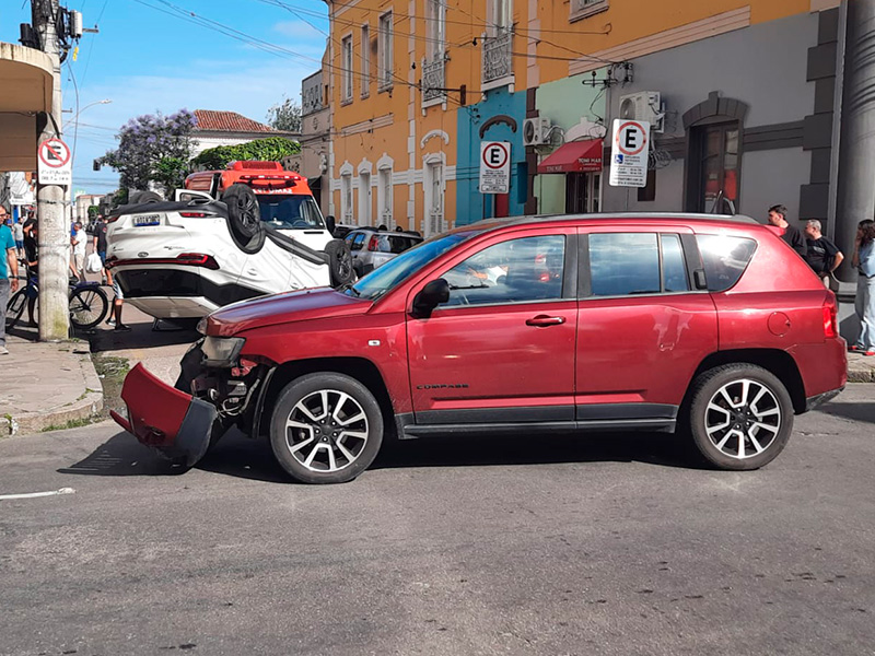 Capotamento de veículo marca acidente em esquina movimentada de Pelotas