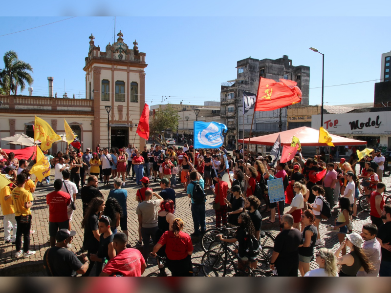 Protestos contra a escala 6X1 acontecem no centro de Pelotas