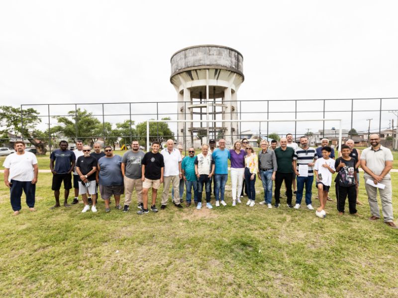 Prefeita de Pelotas participa de entrega de campo de futebol no Santa Terezinha