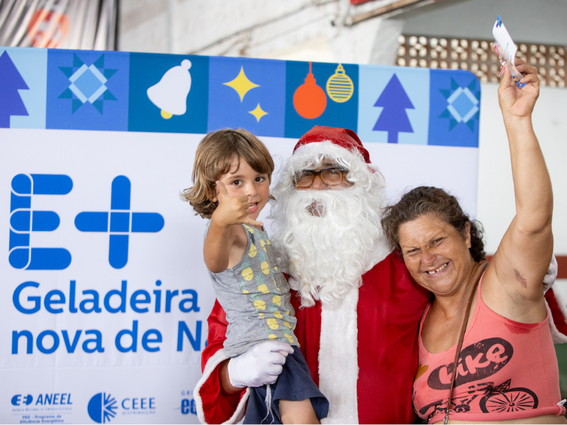 CEEE Equatorial sorteia geladeiras em ação de Natal para moradores de Pelotas e região