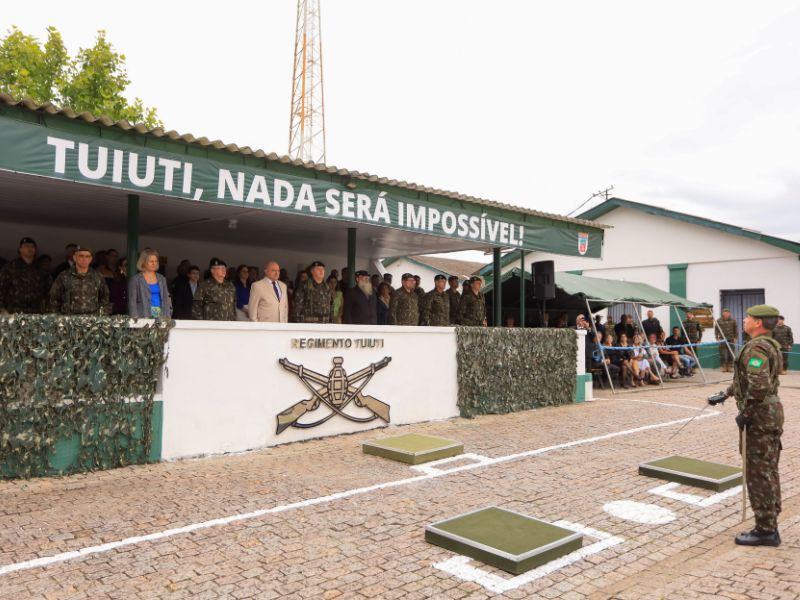 Pelotas: Prefeita prestigia troca de comando da 8ª Brigada de Infantaria