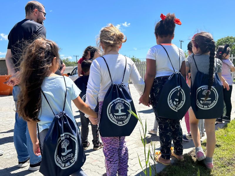 Pelotas: Sanep faz entrega de kits escolares como incentivo à educação ambiental