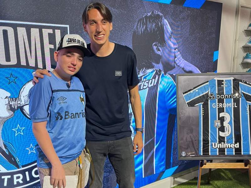 Adolescente portador de doença rara é recebido pelo ex-zagueiro do Grêmio, Geromel, em Porto Alegre