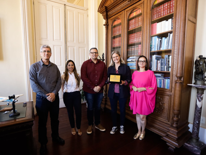 Prefeita de Pelotas é homenageada por auditores da Fazenda