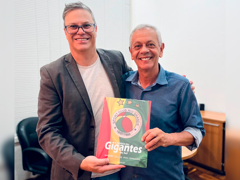 Vice-prefeito recebe exemplar de livro que conta a história do Sport Club Rio Grande