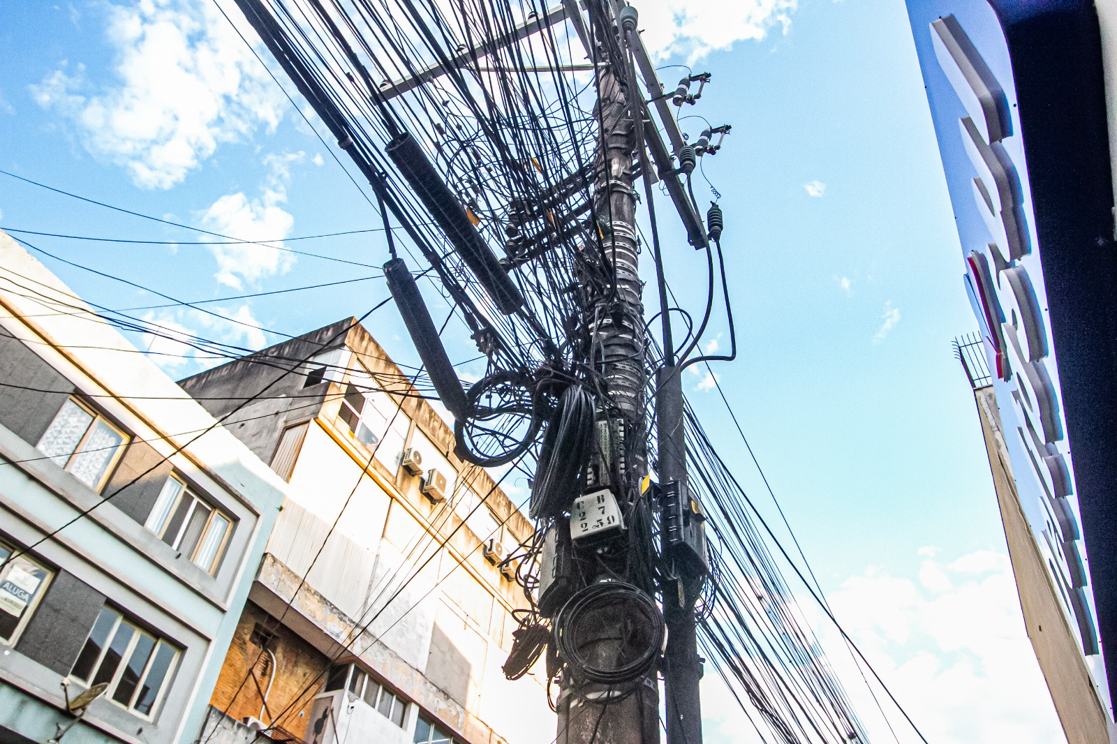 Prefeitura de Pelotas apoia ação para retirada de fiação dos postes da cidade
