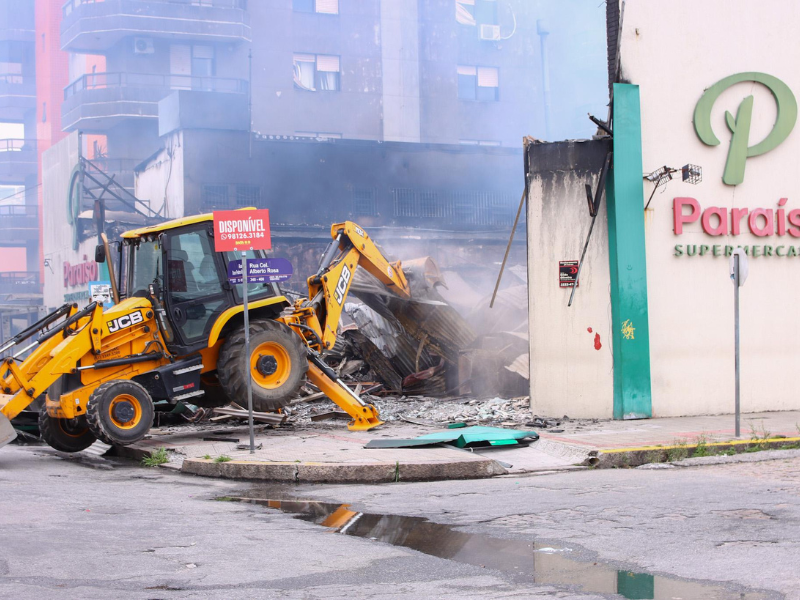Prefeitura de Pelotas atua nas operações pós incêndio no Supermercado Paraíso