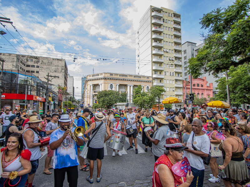 Desfiles de Carnaval em Pelotas geram interrupções de trânsito